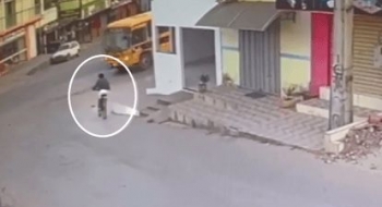 Adolescente morre após bicicleta derrapar e cair debaixo de ônibus em Campos Belos